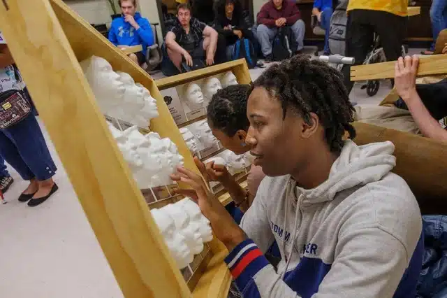 Annuario tattile in 3D: così gli studenti ciechi possono “vedere” i volti dei compagni e ricordarsi di loro 2 annuario 3D.webp