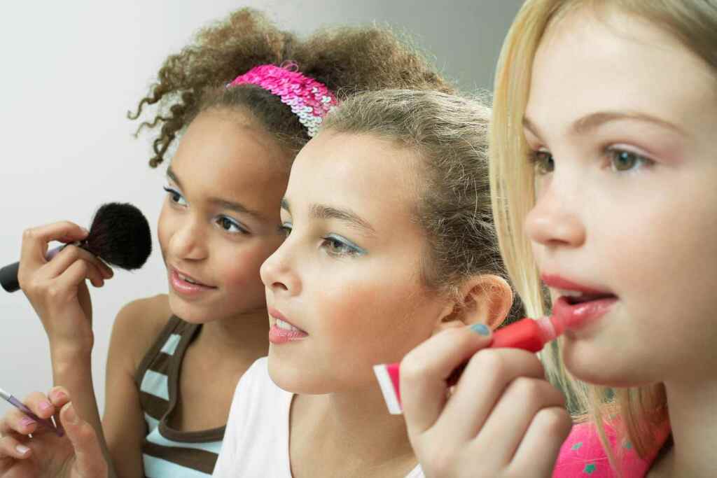 Tutti i rischi del “Sephora Kids”: cosa contengono davvero i cosmetici per i più piccoli, il nuovo test su 18 prodotti 2 bambine make up