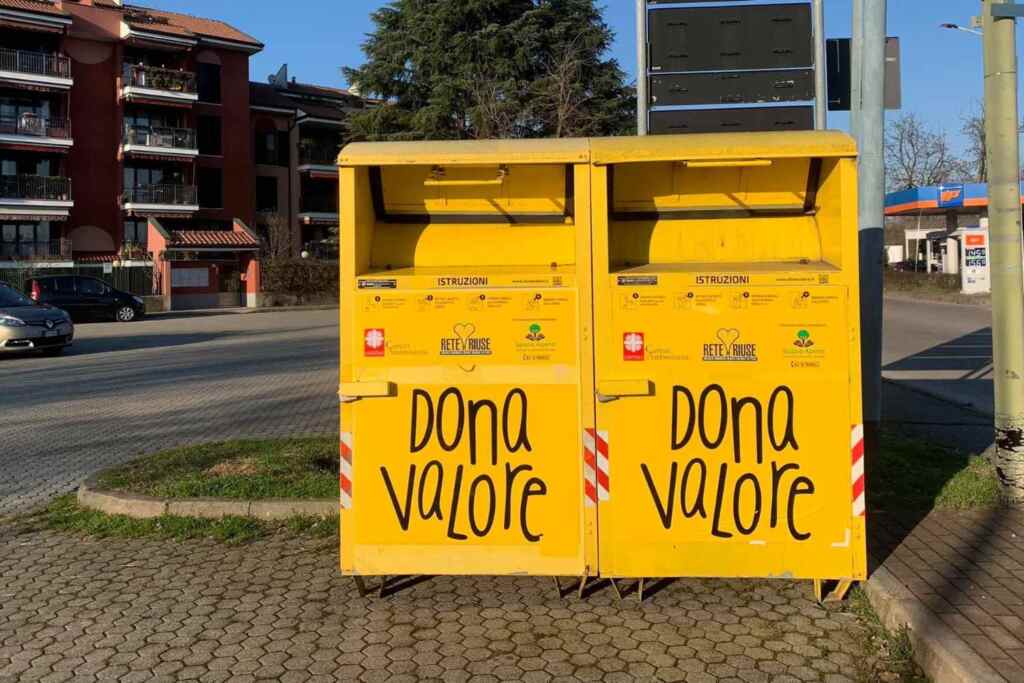 Caritas, cassonetti pieni di vestiti inutilizzabili: la fast fashion manda in crisi la raccolta solidale 2 cassonetti vestiti usati 1024x683 1