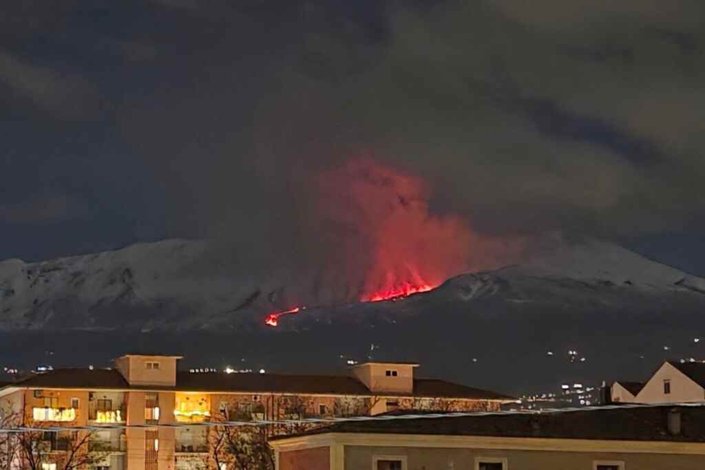 L’Etna inaugura il 2026 con un’eruzione inattesa: le nostre immagini della colata lavica a quota insolitamente bassa 2 etna eruzione valle del bove