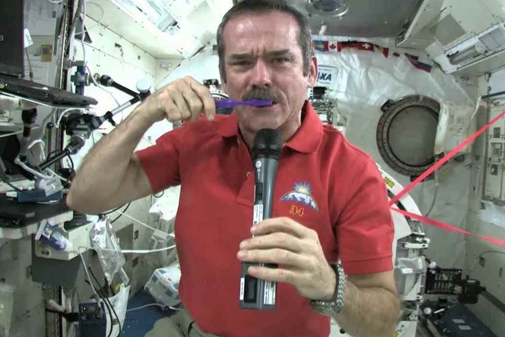 Guarda come gli astronauti si lavano i denti nello spazio 1 lavarsi i denti nello spazio