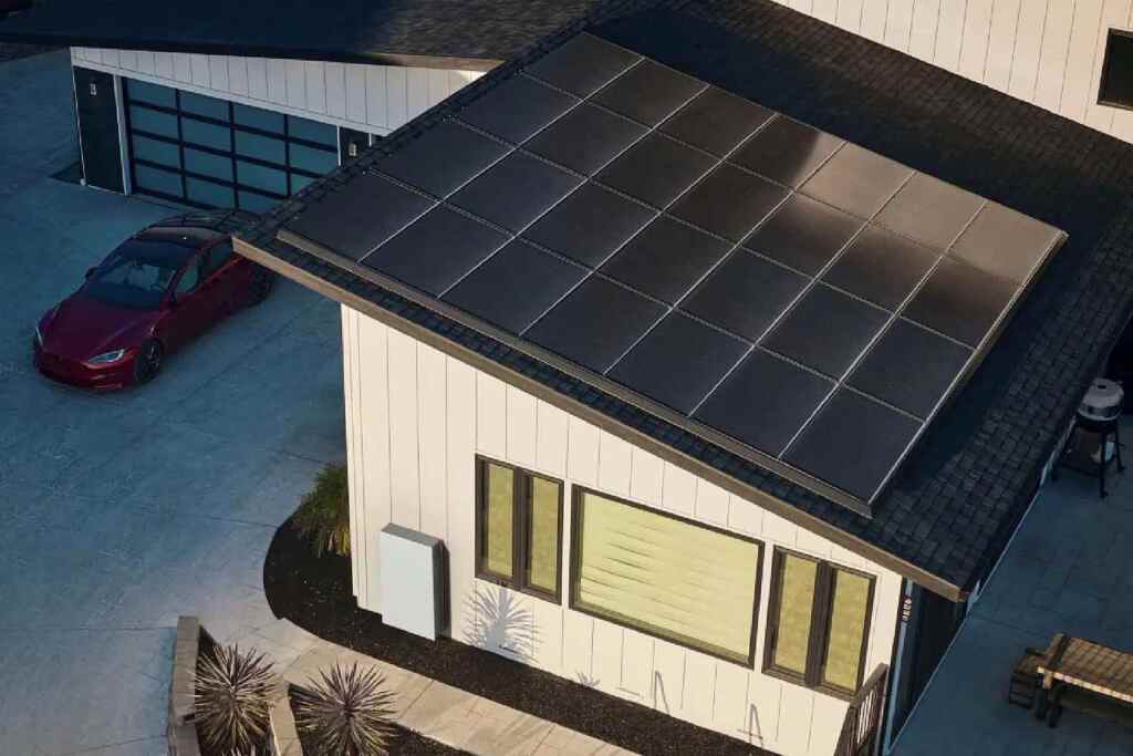Tesla riapre al fotovoltaico e lancia un nuovo pannello solare per i tetti completamente nero da 420 W 2 pannello solare Tesla