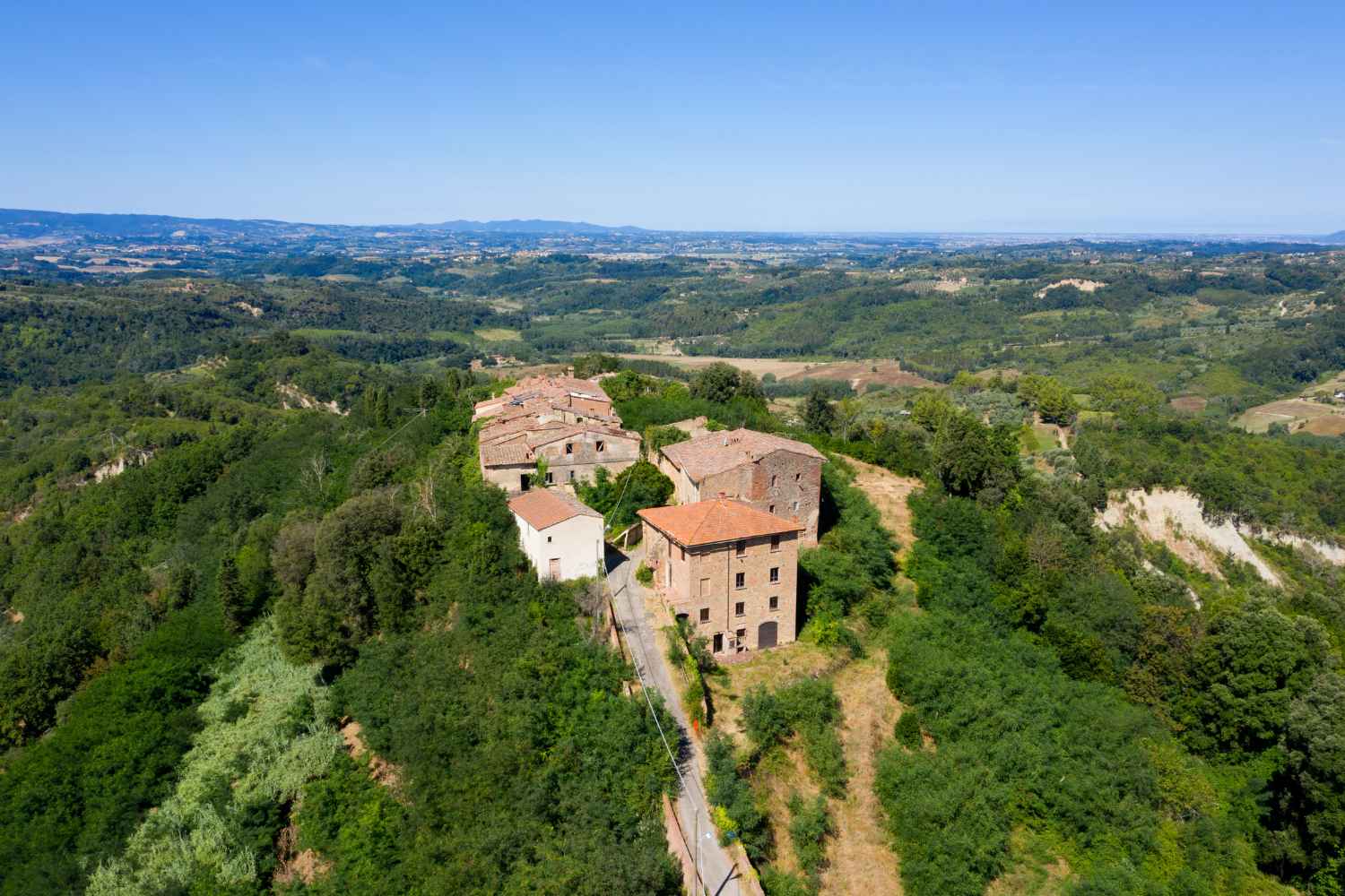 A due passi da Volterra c’è un borgo fantasma con una sola strada di 50 metri e un mistero irrisolto 2 toiano