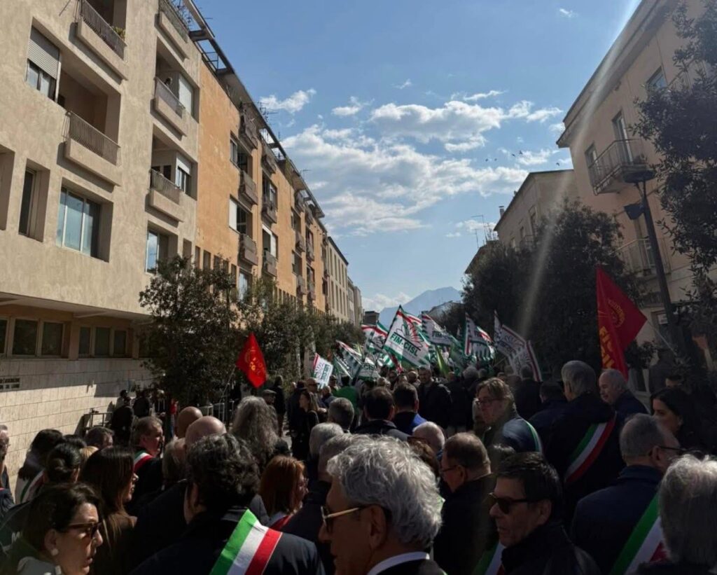 Crisi Stellantis, marea umana alla manifestazione contro la crisi: Cassino e la Ciociaria dicono basta alla precarietà 2 1000653087