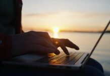 L’ufficio in tasca: perché il “Diritto alla Disconnessione” è la nuova battaglia sindacale del 2026