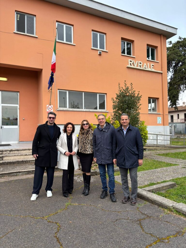 Latina - Sicurezza e decoro: completati i lavori nella palestra della scuola di Borgo Carso. Struttura ora più funzionale 1 Borgo Carso 2