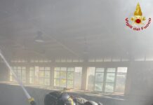 Fiamme a Santa Marinella: brucia il tetto dell’ex piscina in via Siena