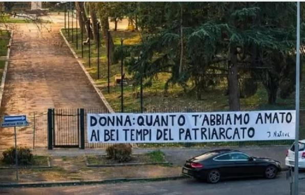 latina striscione misogino