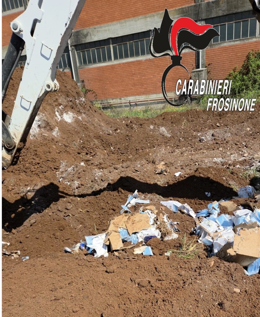 Frusinate - Sorpresi a seppellire migliaia di mascherine anti-Covid: tre denunciati 1 A03 Foto smaltimento rifiuti