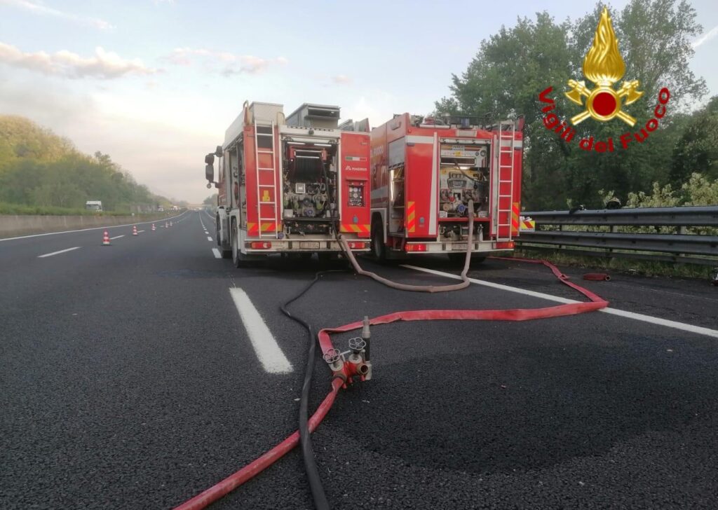 Frusinate - Notte di paura sull'A1: tir in fiamme, autista illeso per miracolo, carico di plastica distrutto 2 WhatsApp Image 2026 04 18 at 10.48.42 1 1