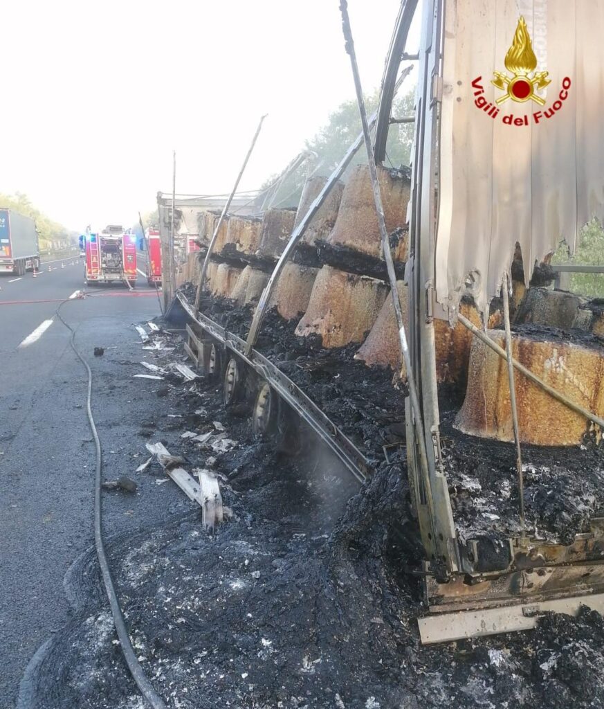 Frusinate - Notte di paura sull'A1: tir in fiamme, autista illeso per miracolo, carico di plastica distrutto 3 WhatsApp Image 2026 04 18 at 10.48.43 1