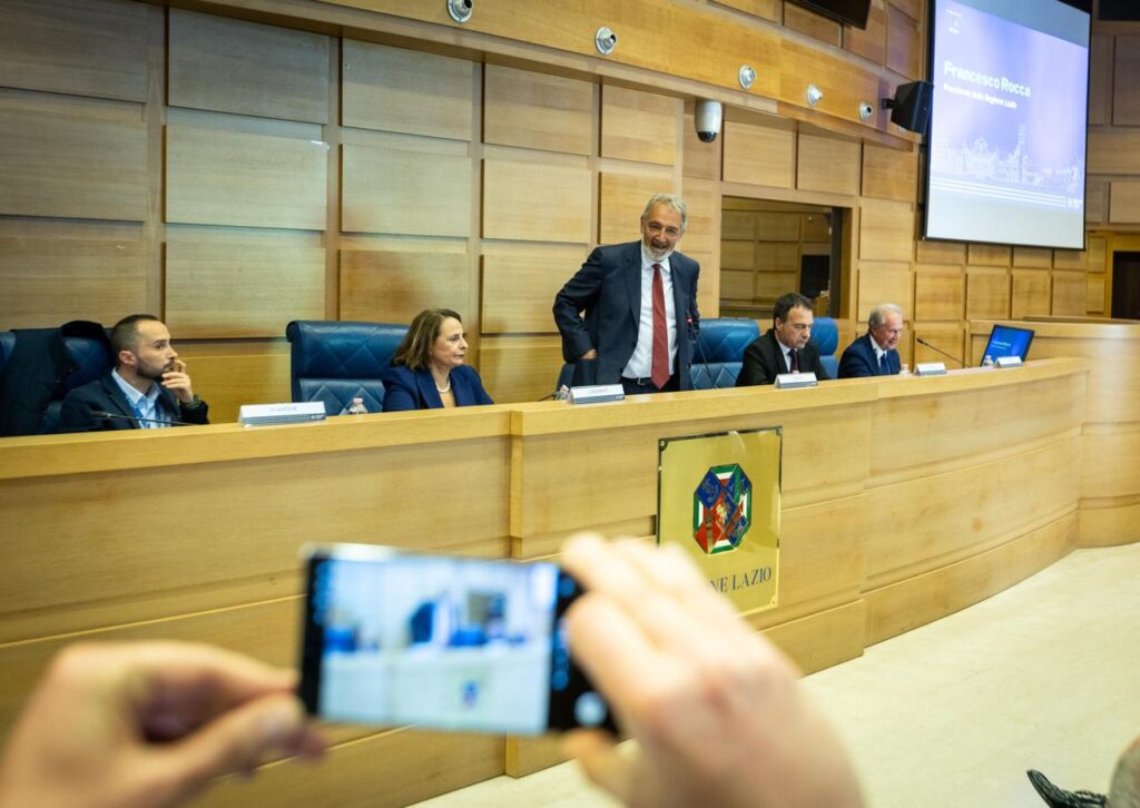 Piano rifiuti regionale, Rocca deciso: "Ogni provincia avrà la sua discarica". Annuncio davanti ai Sindaci 2 WhatsApp Image 2026 04 20 at 14.17.17 3