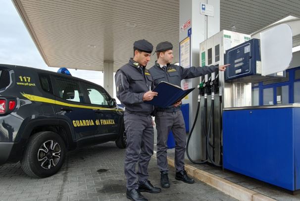 caro carburante guardia di finanza prezzi