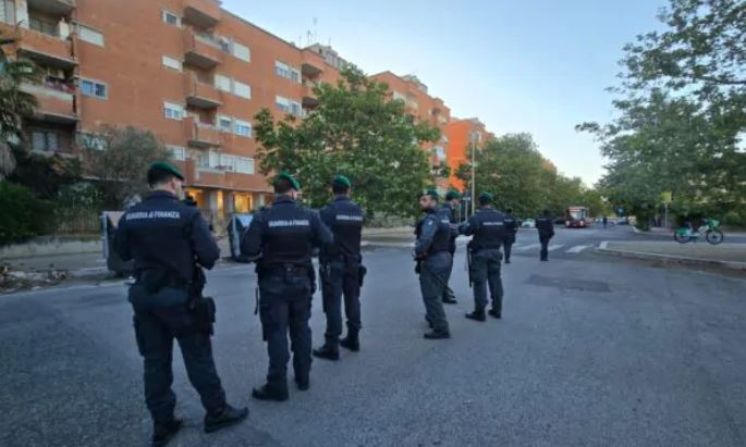 Ostia, droga: 26 arresti. Smantellata la piazza di spaccio delle "Case Rosse". Particolari sconvolgenti, in campo 200 militari della Finanza 1 1 2