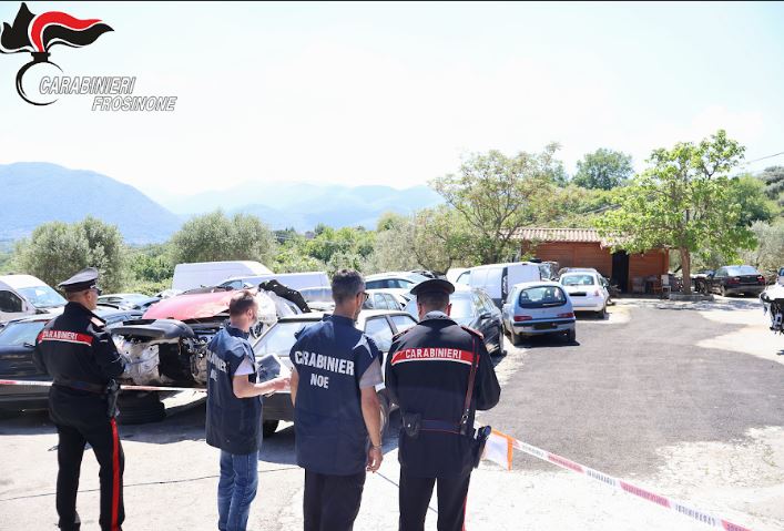 Frusinate - Scoperto maxi deposito illegale di veicoli fuori uso: sequestrati oltre 100 mezzi 1 2