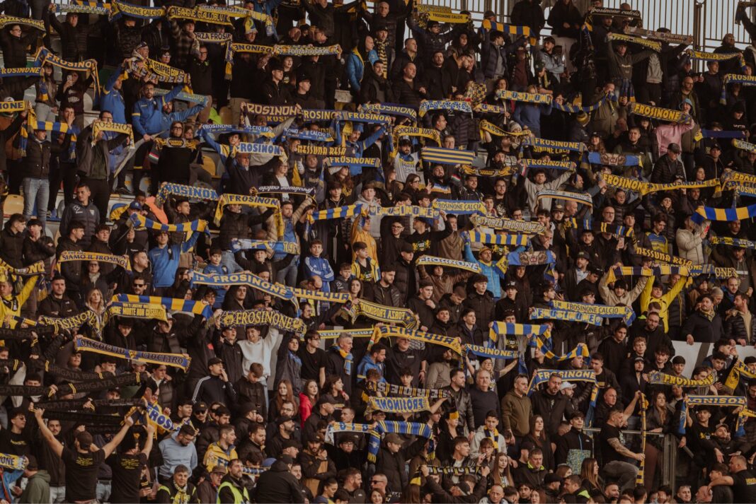 È il giorno che tutti aspettavano. Stasera, alle ore 20:30, lo stadio Benito Stirpe sarà il cuore pulsante di un'intera provincia. Il Frosinone sfida il Mantova e la posta in palio è altissima: con una vittoria, i giallazzurri potrebbero festeggiare il ritorno in Serie A senza dover passare per il rischio e la fatica dei Play Off. Uno stadio tutto esaurito In città non si parla d'altro. La 