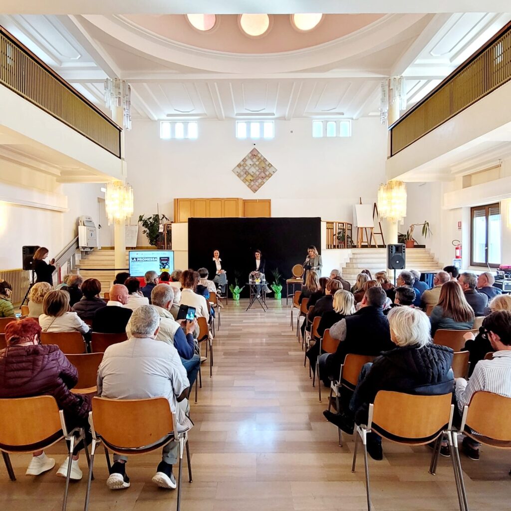 Teatro di Fiuggi gremito per Marianna Aprile e il suo libro: un successo il confronto sulla politica delle donne 1 854278b1 8e96 4546 b1a1 dd2b1f79dad1 2