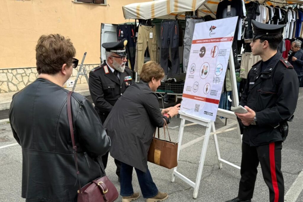 Carpineto Romano, carabinieri tra i banchi del mercato: "Ecco come difendersi dai truffatori" 3 COLLEFERRO Incontri antitruffe 1
