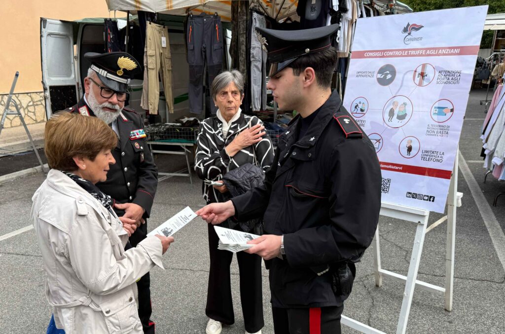 Carpineto Romano, carabinieri tra i banchi del mercato: "Ecco come difendersi dai truffatori" 2 COLLEFERRO Incontri antitruffe 3