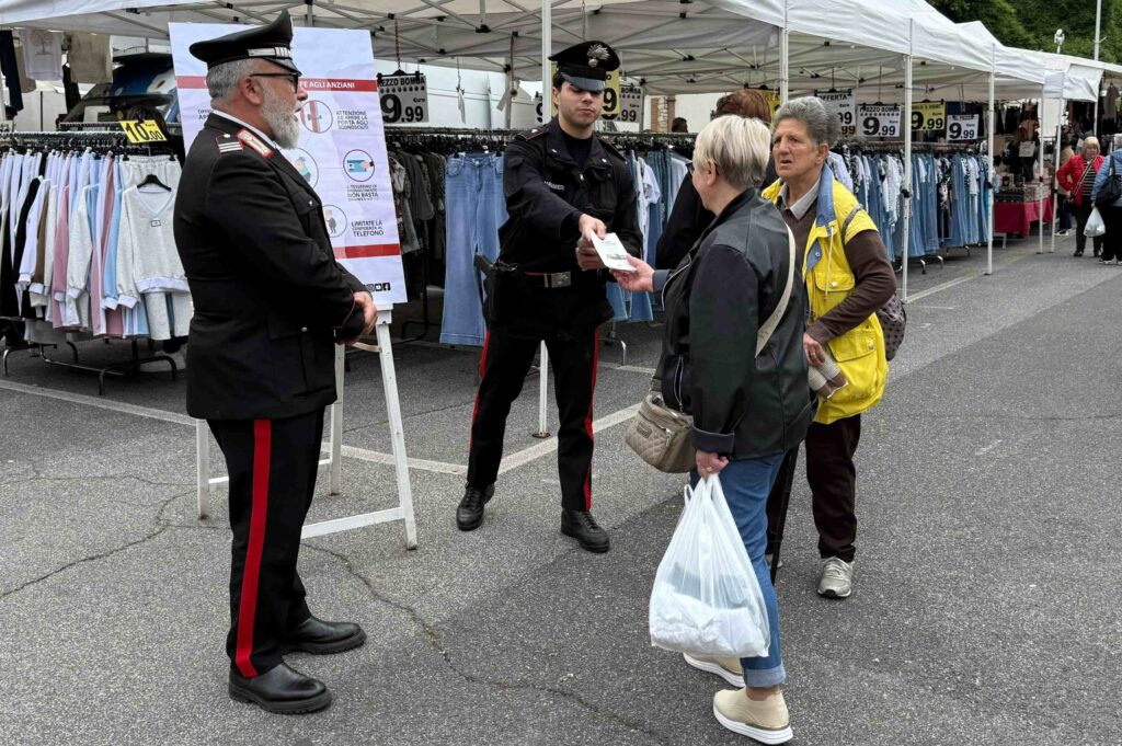 Carpineto Romano, carabinieri tra i banchi del mercato: "Ecco come difendersi dai truffatori" 1 COLLEFERRO Incontri antitruffe 5 1