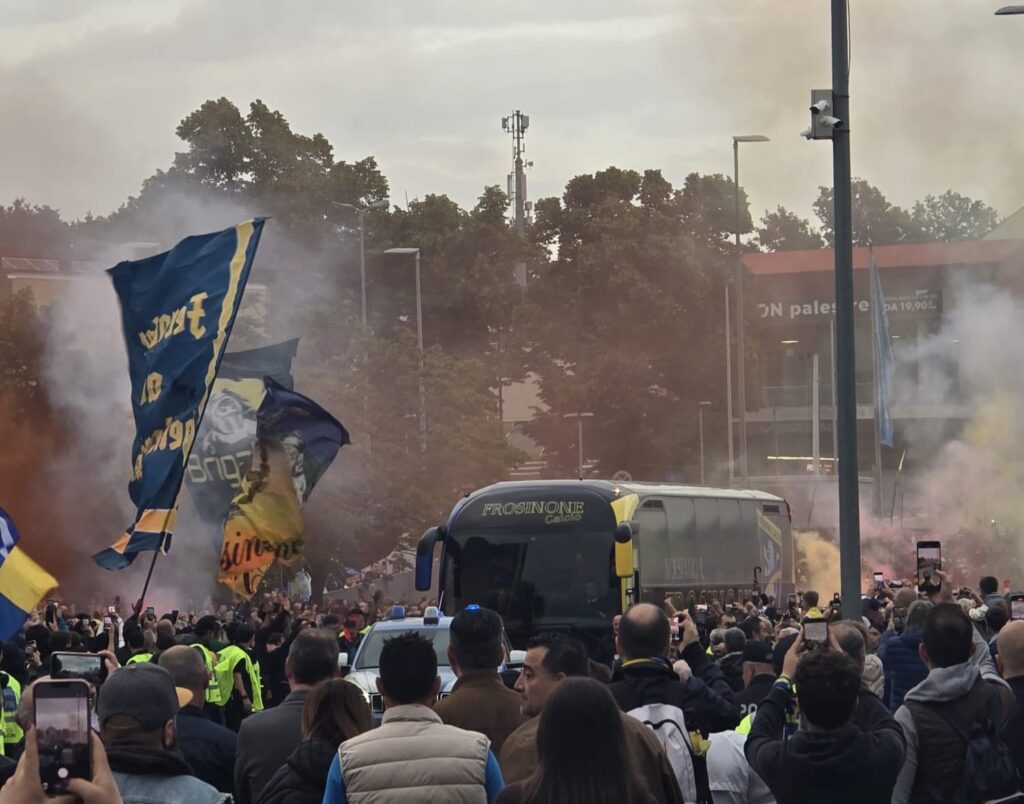 Frosinone-Mantova, conto alle rovescia finale: scaramanzia e fermento, ma già vento giallazzurro (FOTO) 1 WhatsApp Image 2026 05 08 at 19.07.59