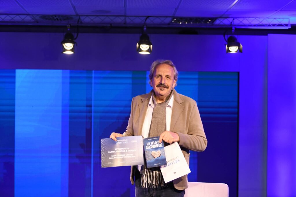 Mangiacapra oggi al Salone del Libro di Torino: La tela di Archimede sale al Lingotto dopo Sanremo e prima di Cefalù 2 WhatsApp Image 2026 05 16 at 09.34.49 1