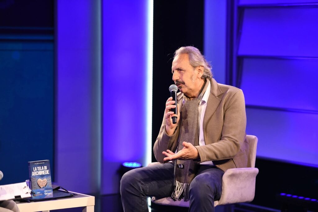 Mangiacapra oggi al Salone del Libro di Torino: La tela di Archimede sale al Lingotto dopo Sanremo e prima di Cefalù 3 WhatsApp Image 2026 05 16 at 09.34.49 3