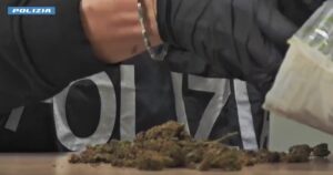 Spaccio di droga e armi: 1335 arresti e 450 kg di stupefacente sequestrati. In manette 31 minori 2 rtrtrtrtrt