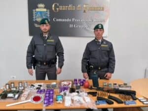 Arrestato a Ostia con un arsenale e 8 kg di droga: in garage anche un fucile d'assalto e due bombe 1 ostia droga armi finanza