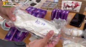 Arrestato a Ostia con un arsenale e 8 kg di droga: in garage anche un fucile d'assalto e due bombe 3 2