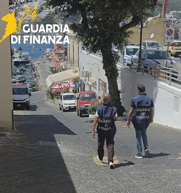Ponza, blitz subacqueo nella grotta di Chiaia di Luna: scovato il maxi carico di droga per l'estate 4 23062026 072308 FOTO e1782200700114