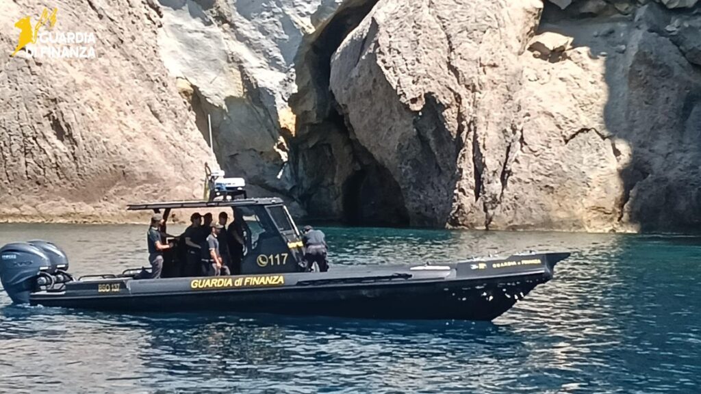 ponza droga, guardia di finanza chiaia di luna