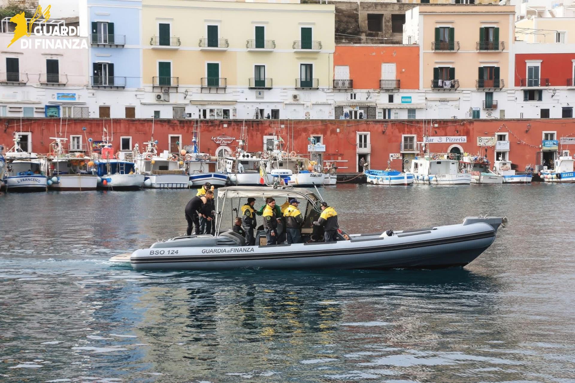Ponza, blitz subacqueo nella grotta di Chiaia di Luna: scovato il maxi carico di droga per l'estate 2 23062026 072330 IMG 20260622 WA0010