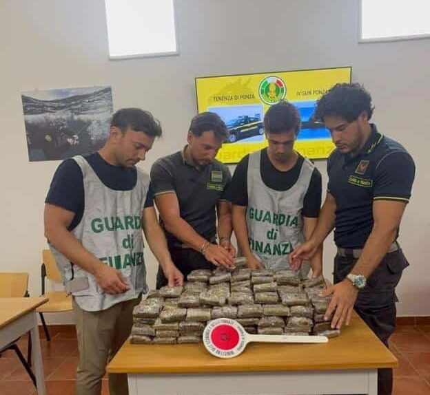Ponza, blitz subacqueo nella grotta di Chiaia di Luna: scovato il maxi carico di droga per l'estate 1 ponza droga guardia di finanza