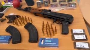 Arrestato a Ostia con un arsenale e 8 kg di droga: in garage anche un fucile d'assalto e due bombe 2 3