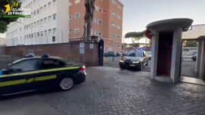 Arrestato a Ostia con un arsenale e 8 kg di droga: in garage anche un fucile d'assalto e due bombe 5 5