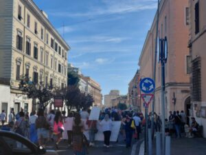 Civitavecchia, inizia il Pride tra sfilate e polemiche. E Priscilla presenta "l'Ora delle Storie" (Foto & Video) 1 WhatsApp Image 2026 06 05 at 12.39.47 1