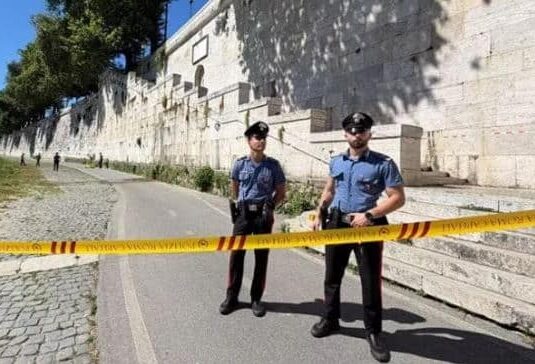roma tevere senzatetto morto