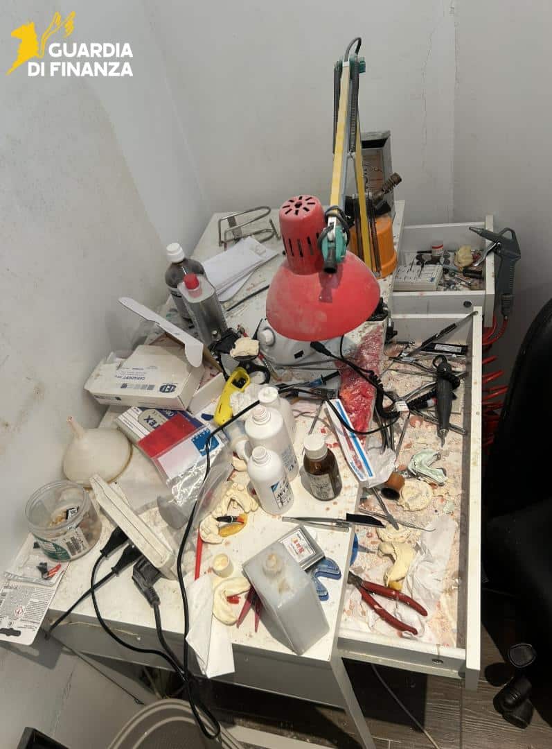 Latina - Strumenti sporchi e anestetici scaduti da 4 anni: incastrato il falso dentista, anche evasore totale 1 01072026 051413 IMG 1496