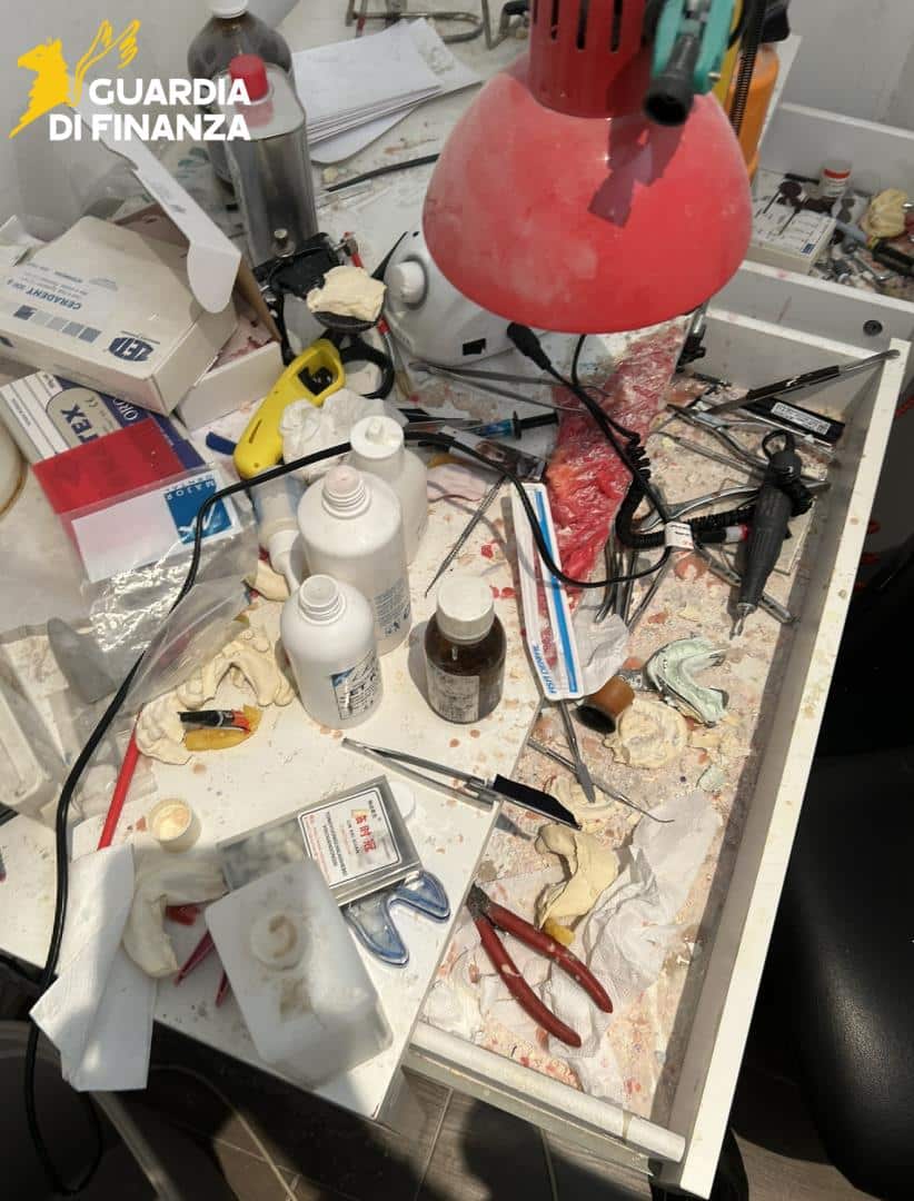 Latina - Strumenti sporchi e anestetici scaduti da 4 anni: incastrato il falso dentista, anche evasore totale 2 01072026 051450 IMG 1506