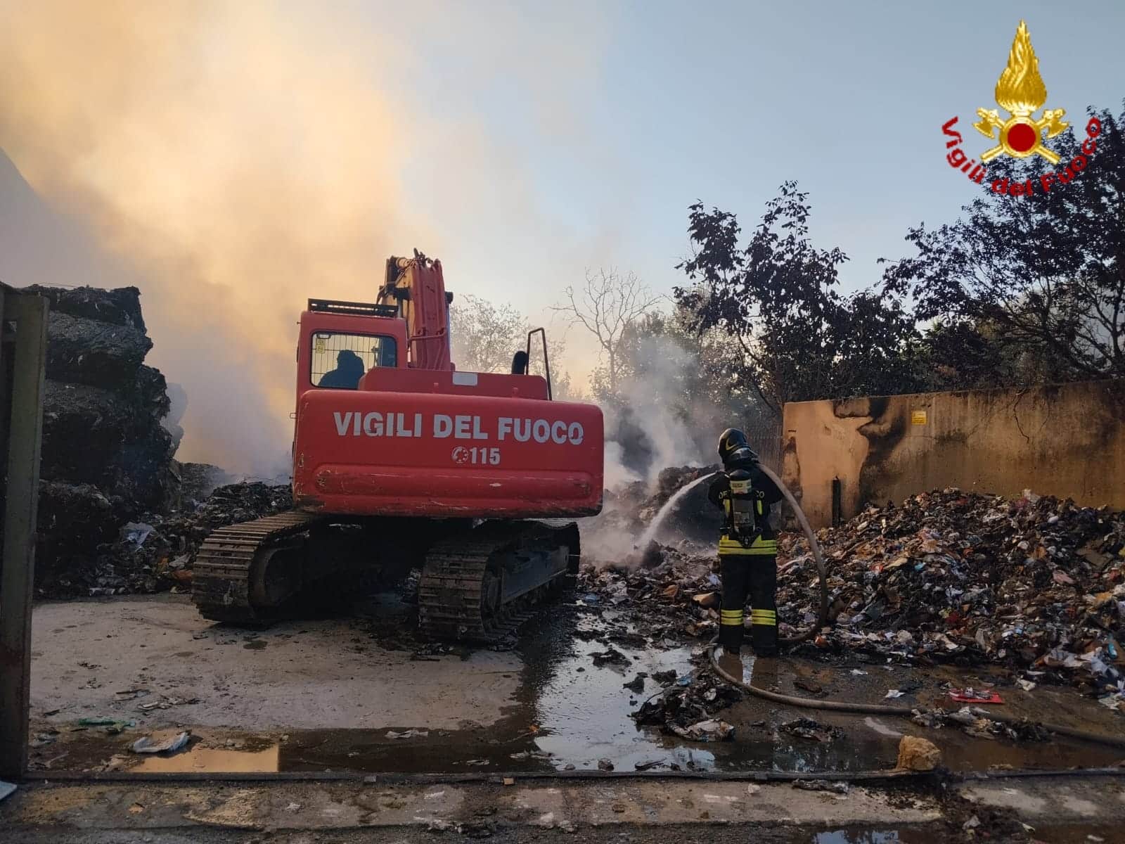 San Giorgio a Liri, la Remat brucia ancora: zone dello stabilimento inaccessibili e pericolose. Fumo nero nell'aria 1 WhatsApp Image 2026 07 13 at 14.22.44 2