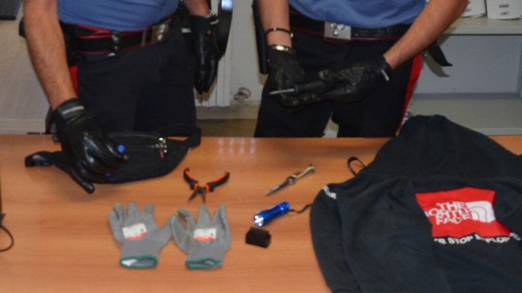 Kit ladro auto carabinieri