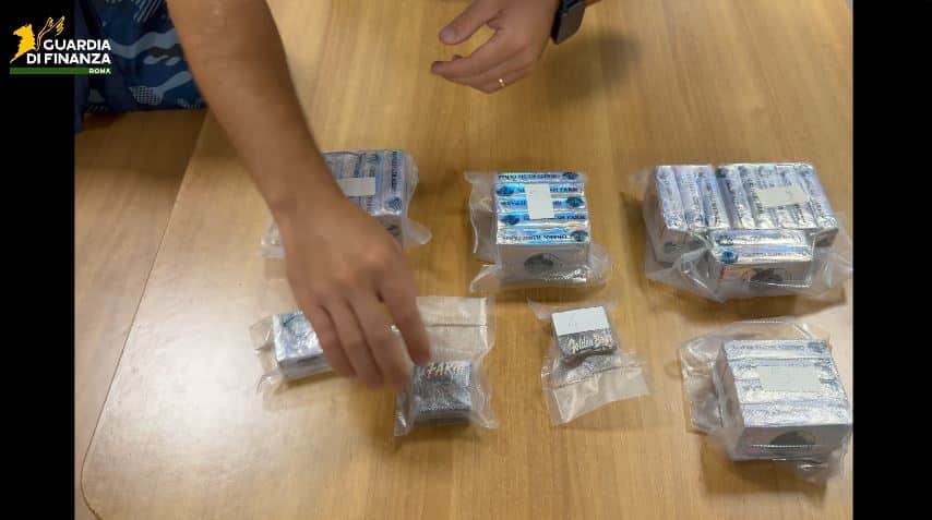 Roma Collatino - Sorpresa in auto con chili di hashish nella borsa frigo: maxi sequestro della Finanza 1 Cattura 6